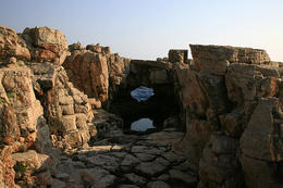 Útesy a skalní most, ostrov Lokrum, Chorvatsko