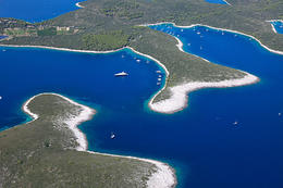 Ostrov Dobri a ostrov Sv. Klement (zátoky Prevojice a Taršće), Pakleni otoci, Hvar, Chorvatsko