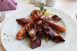 Plody moře na grilu v restauraci v Bolu, ostrov Brač, Chorvatsko