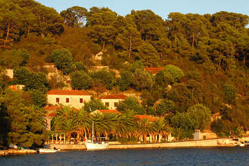 Národní park Mljet, večerní návrat loďkou z ostrova Sv. Marije do přístavu Pomena, Chorvatsko