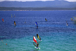 Letovisko Bol - ráj pro windsurfisty, ostrov Brač, Chorvatsko