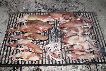 Příprava grilovaných olihní (Lignje na žaru), Chorvatsko