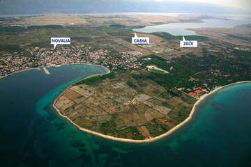 Novalja a okolní pláže letecky, ostrov Pag, Chorvatsko
