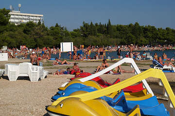 Pláž u hotelu Imperial ve Vodicích, Šibenická riviéra, Chorvatsko
