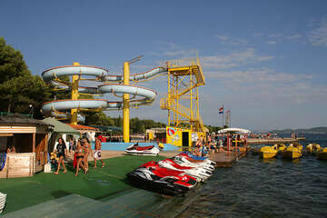 Tobogán na pláži u hotelu Imperial ve Vodicích, Šibenická riviéra, Chorvatsko