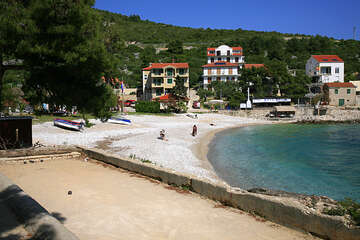 Petanque u pláže Vela Milna - letovisko Milna, ostrov Hvar, Chorvatsko