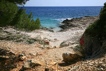 Pláž FKK východně od Milny, ostrov Hvar, Chorvatsko