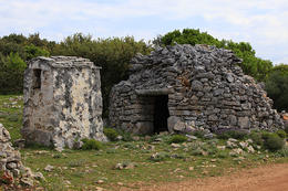 Kamenný domek cestou na Humac, ostrov Hvar, Chorvatsko