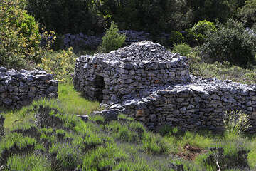 Kamenný domek cestou na Humac, ostrov Hvar, Chorvatsko