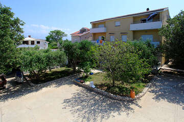 Apartmány Bendžo - zahrada u domu, Povljana, ostrov Pag, Chorvatsko