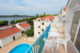 Apartmán typu VB pro 3–4 osoby, s výhledem na bazén, Milna, ostrov Brač, Chorvatsko