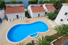 Apartmán typu VB pro 3–4 osoby, s výhledem na bazén, Milna, ostrov Brač, Chorvatsko