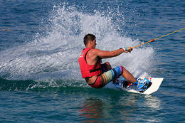 Vodní lyžování a wakeboarding na pláži Zrče, ostrov Pag