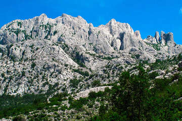 Přírodní park Velebit, skály nad Sv. Rokem, Chorvatsko