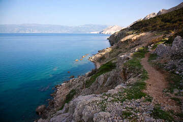 Baška - turistická stezka, ostrov Krk, Chorvatsko