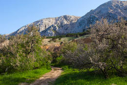 Baška - turistická stezka, ostrov Krk, Chorvatsko