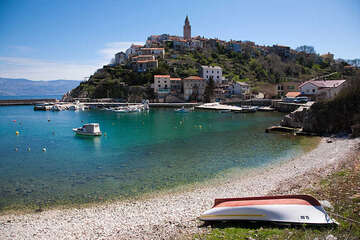 Vrbnik - pláž Nuluk, ostrov Krk, Chorvatsko 
