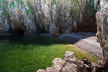 Vrbnik - pláž Podkovač, ostrov Krk, Chorvatsko