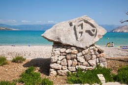 Baška - Bašská hlaholská stezka (písmeno Z), ostrov Krk, Chorvatsko