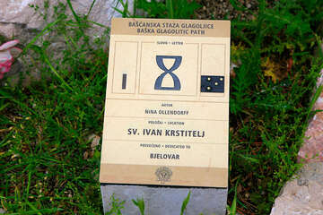 Bašská hlaholská stezka - písmeno I, Baška, ostrov Krk, Chorvatsko