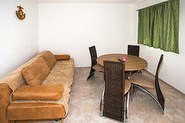 A3 - apartmány Oaza I - starší fotografie (před výměnou gauče v kuchyni), jižní zátoka ostrov Hvar, Chorvatsko