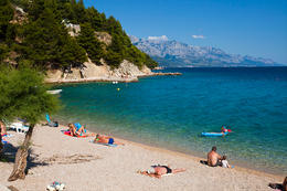 Mimice - oblázková pláž, Omišská riviéra, Chorvatsko