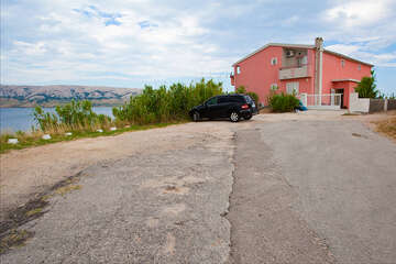 Apartmány Erik - parkoviště u domu, Metajna, ostrov Pag, Chorvatsko