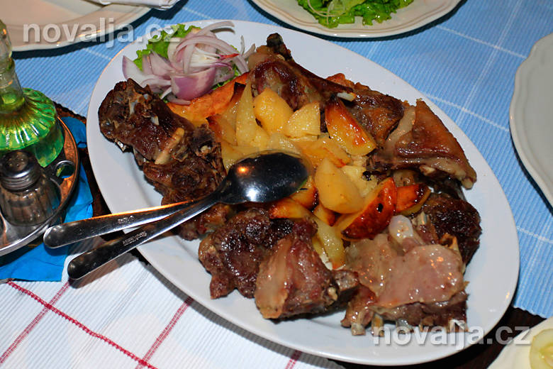 Jahňacie mäso pečené tradičným spôsobom