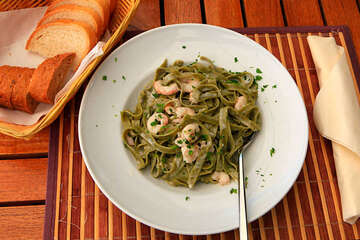 Zeleni rezanci s kozicama - zelené těstoviny s garnáty