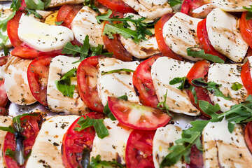 Mozzarelový salát s rajčaty a bazalkou