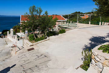 Apartmány Mandarina - parkoviště nad domem, Podgora - Čaklje, Makarská riviéra, Chorvatsko