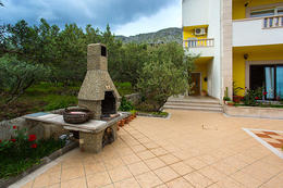 Apartmány Roko - gril u domu (starší foto), Omiš - Duće, Chorvatsko