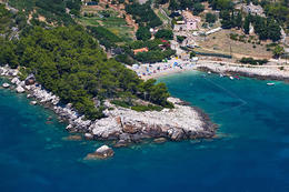 Pláž Mala Milna - letovisko Milna, ostrov Hvar, Chorvatsko