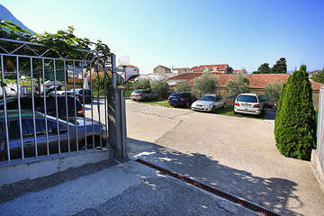 Apartmány Nikola - parkoviště u domu, Gradac, Chorvatsko