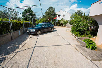 Apartmány Nadalina - parkoviště u domu, Punat, ostrov Krk, Chorvatsko