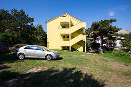 Apartmány Flit - parkoviště u domu, Baška, ostrov Krk, Chorvatsko