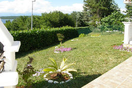 Apartmány František - okolí domu, Njivice, ostrov Krk, Chorvatsko