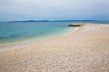 Split - oblázková pláž v části Žnjan, Chorvatsko
