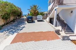 Apartmány Banović - parkoviště u domu, Sućuraj, ostrov Hvar, Chorvatsko