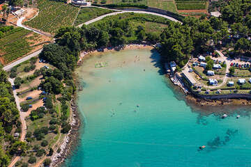 Jelsa - písečná pláž Velo Grebišće, ostrov Hvar, Chorvatsko