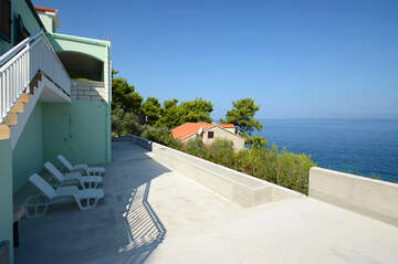 Apartmány Fredi - terasa s lehátky, Prigradica, ostrov Korčula, Chorvatsko