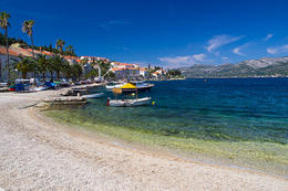 Korčula - oblázková pláž ve městě, ostrov Korčula, Chorvatsko