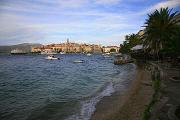Korčula - oblázková pláž ve městě, ostrov Korčula, Chorvatsko