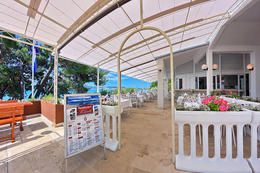 Hotel Resnik** - restaurace s terasou, Kaštel Štafilić, Chorvatsko