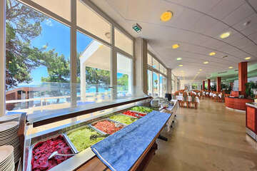 Hotel Resnik** - restaurace s terasou, Kaštel Štafilić, Chorvatsko