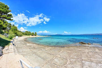 Kaštel Štafilić - pláž u hotelu Resnik**, Chorvatsko