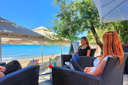 Kaštel Štafilić - bar u pláže hotelu Resnik**, Chorvatsko