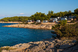 Vrboska - FKK pláž u kempu Nudist, ostrov Hvar, Chorvatsko