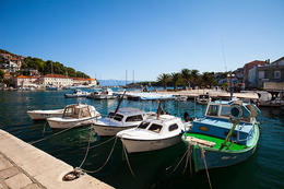 Jelsa - centrum města, ostrov Hvar, Chorvatsko