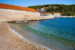 Jelsa - oblázková pláž v centru města, ostrov Hvar, Chorvatsko